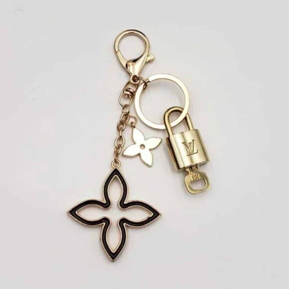 LV Gold Padlock Authentic 🔑 Luxury Bag Charm w/ Unbranded Clover Keychain - Picture 2 of 9